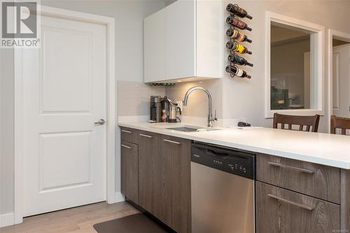 103 1000 Inverness Rd, Saanich, BC - Indoor Photo Showing Kitchen