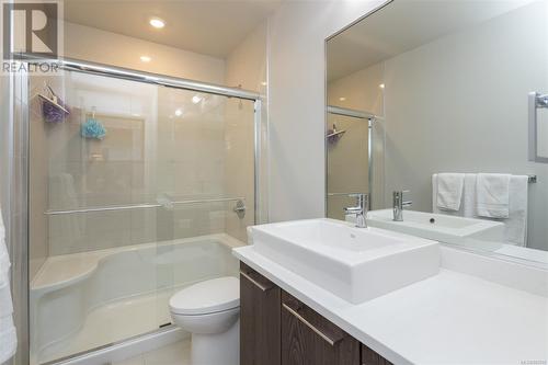 103 1000 Inverness Rd, Saanich, BC - Indoor Photo Showing Bathroom