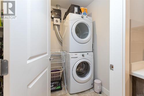 103 1000 Inverness Rd, Saanich, BC - Indoor Photo Showing Laundry Room