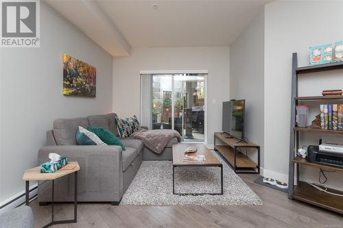 103 1000 Inverness Rd, Saanich, BC - Indoor Photo Showing Living Room