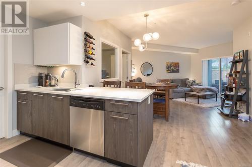 103 1000 Inverness Rd, Saanich, BC - Indoor Photo Showing Kitchen