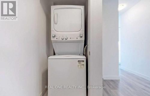 1011 - 8 Eglinton Avenue E, Toronto, ON - Indoor Photo Showing Laundry Room