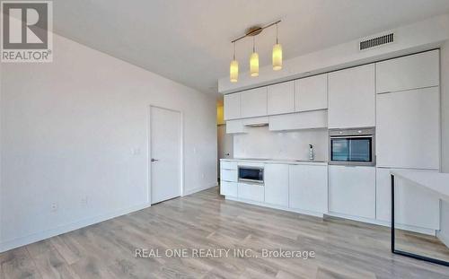 1011 - 8 Eglinton Avenue E, Toronto, ON - Indoor Photo Showing Kitchen