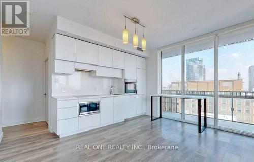 1011 - 8 Eglinton Avenue E, Toronto, ON - Indoor Photo Showing Kitchen