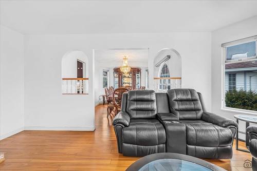 8035 123 Street, Surrey, BC - Indoor Photo Showing Living Room