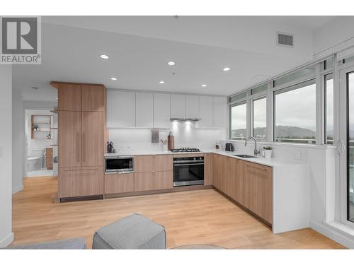 2307 505 Nelson Street, Coquitlam, BC - Indoor Photo Showing Kitchen With Upgraded Kitchen