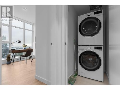 2307 505 Nelson Street, Coquitlam, BC - Indoor Photo Showing Laundry Room