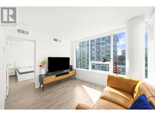 1507 8833 Hazelbridge Way, Richmond, BC - Indoor Photo Showing Living Room