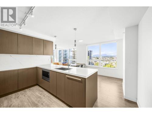 1507 8833 Hazelbridge Way, Richmond, BC - Indoor Photo Showing Kitchen