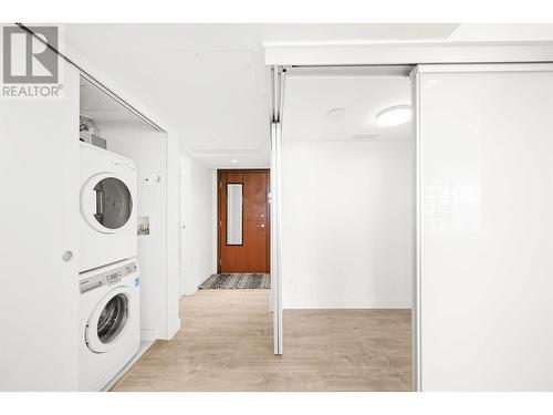 1507 8833 Hazelbridge Way, Richmond, BC - Indoor Photo Showing Laundry Room