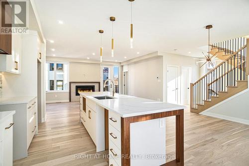 583 Codd'S Road N, Ottawa, ON - Indoor Photo Showing Kitchen With Upgraded Kitchen