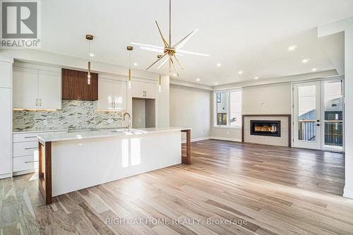 583 Codd'S Road N, Ottawa, ON - Indoor Photo Showing Kitchen With Upgraded Kitchen