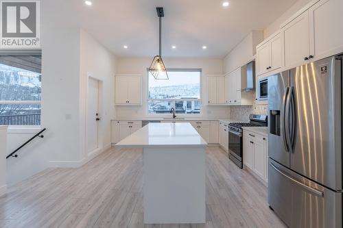 177 Holloway Drive, Kamloops, BC - Indoor Photo Showing Kitchen With Stainless Steel Kitchen With Upgraded Kitchen