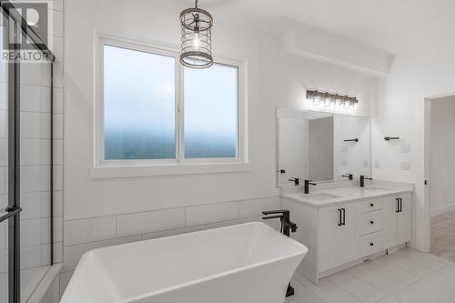 177 Holloway Drive, Kamloops, BC - Indoor Photo Showing Bathroom