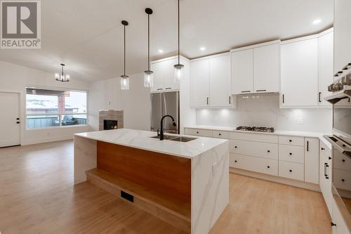 181 Holloway Drive, Kamloops, BC - Indoor Photo Showing Kitchen With Double Sink With Upgraded Kitchen