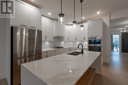 181 Holloway Drive, Kamloops, BC - Indoor Photo Showing Kitchen With Double Sink With Upgraded Kitchen