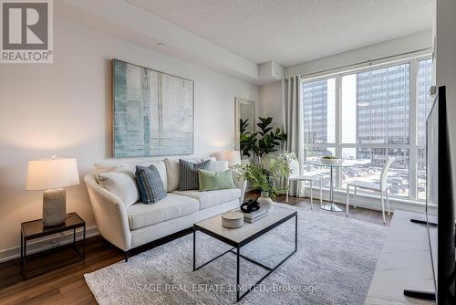 816 - 60 Berwick Avenue, Toronto, ON - Indoor Photo Showing Living Room