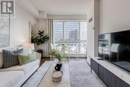 816 - 60 Berwick Avenue, Toronto, ON - Indoor Photo Showing Living Room