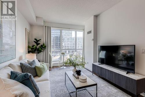 816 - 60 Berwick Avenue, Toronto, ON - Indoor Photo Showing Living Room