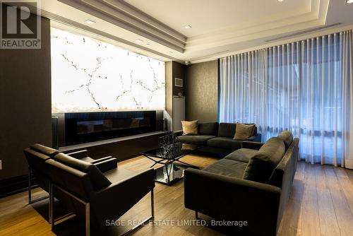 816 - 60 Berwick Avenue, Toronto, ON - Indoor Photo Showing Living Room