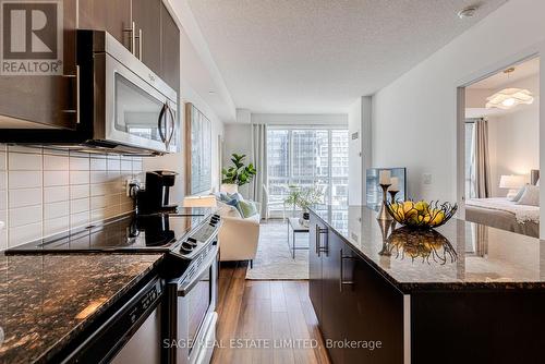 816 - 60 Berwick Avenue, Toronto, ON - Indoor Photo Showing Kitchen With Upgraded Kitchen