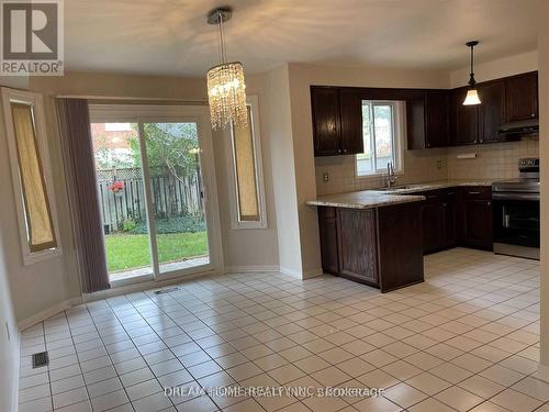 417 Luzon Crescent, Mississauga, ON - Indoor Photo Showing Kitchen With Double Sink