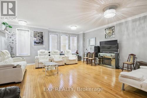 411 Murray Ross Parkway, Toronto, ON - Indoor Photo Showing Living Room