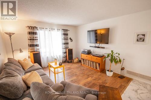 68 Meadowvale Drive, St. Thomas, ON - Indoor Photo Showing Living Room