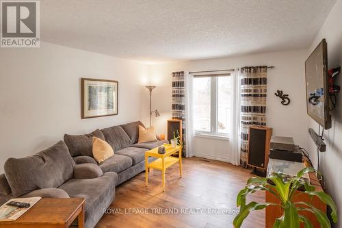 68 Meadowvale Drive, St. Thomas, ON - Indoor Photo Showing Living Room