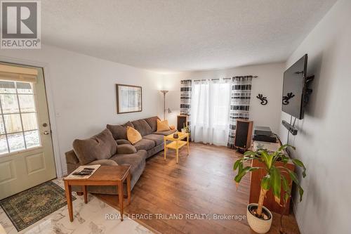 68 Meadowvale Drive, St. Thomas, ON - Indoor Photo Showing Living Room