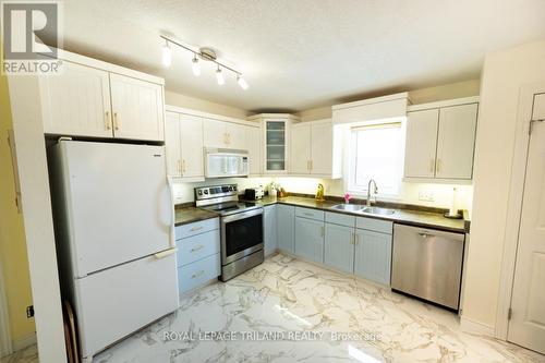 68 Meadowvale Drive, St. Thomas, ON - Indoor Photo Showing Kitchen