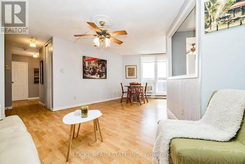 918 - 2020 Jasmine Crescent, Ottawa, ON - Indoor Photo Showing Living Room