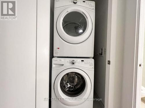 319 - 1 Edgewater Drive, Toronto, ON - Indoor Photo Showing Laundry Room