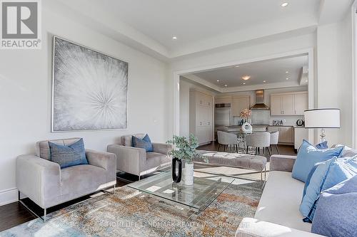 29 Perigo Court, Richmond Hill, ON - Indoor Photo Showing Living Room