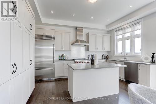 29 Perigo Court, Richmond Hill, ON - Indoor Photo Showing Kitchen With Upgraded Kitchen