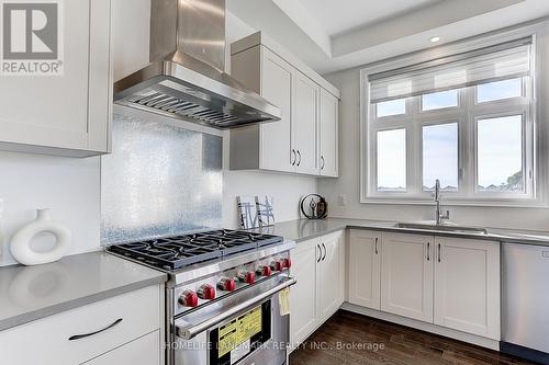 29 Perigo Court, Richmond Hill, ON - Indoor Photo Showing Kitchen With Upgraded Kitchen