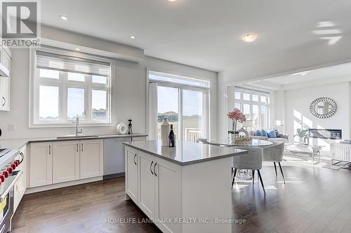 29 Perigo Court, Richmond Hill, ON - Indoor Photo Showing Kitchen With Upgraded Kitchen