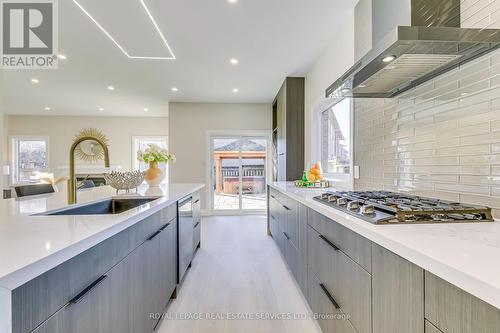 2276 Stillmeadow Road, Oakville, ON - Indoor Photo Showing Kitchen With Upgraded Kitchen