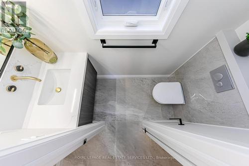 2276 Stillmeadow Road, Oakville, ON - Indoor Photo Showing Bathroom