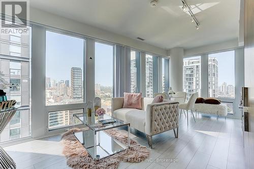 Ph111 - 60 Shuter Street, Toronto, ON - Indoor Photo Showing Living Room