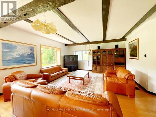 2750 Front Road E, East Hawkesbury, ON - Indoor Photo Showing Living Room