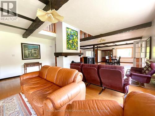 2750 Front Road E, East Hawkesbury, ON - Indoor Photo Showing Living Room