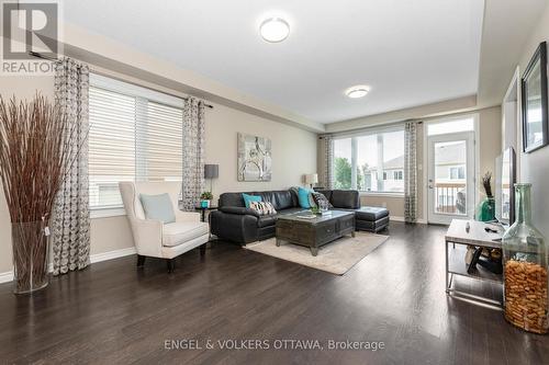 654 Dundonald Drive, Ottawa, ON - Indoor Photo Showing Living Room