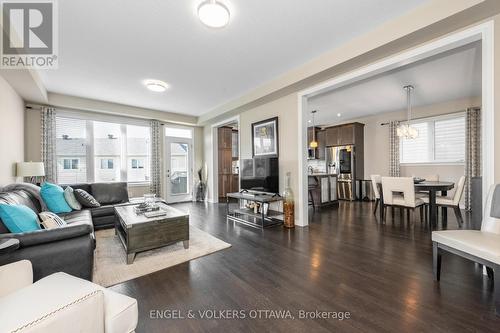 654 Dundonald Drive, Ottawa, ON - Indoor Photo Showing Living Room