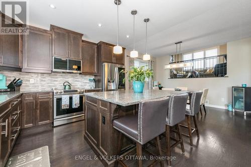 654 Dundonald Drive, Ottawa, ON - Indoor Photo Showing Kitchen With Upgraded Kitchen