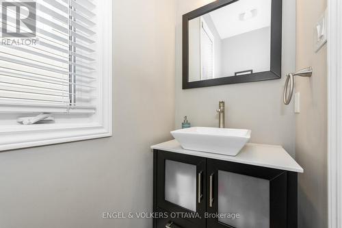 654 Dundonald Drive, Ottawa, ON - Indoor Photo Showing Bathroom