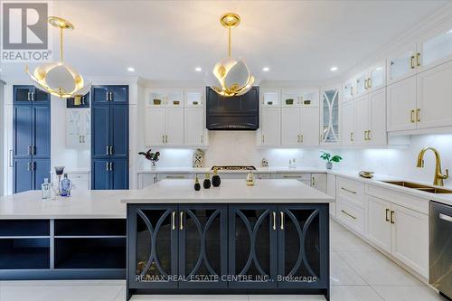 18 Elverton Crescent, Brampton, ON - Indoor Photo Showing Kitchen With Double Sink With Upgraded Kitchen