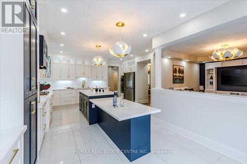 18 Elverton Crescent, Brampton, ON - Indoor Photo Showing Kitchen With Double Sink With Upgraded Kitchen