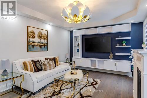 18 Elverton Crescent, Brampton, ON - Indoor Photo Showing Living Room