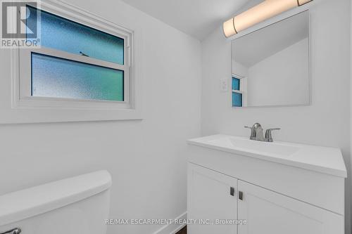 21 Weir Street S, Hamilton, ON - Indoor Photo Showing Bathroom